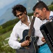 Musica per gli sposi con strumenti acustici all'esterno  in zona aperitivo