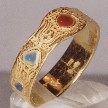 Fede nuziale di Gisulfo con smalti policromi e realizzata in oro giallo 750/. Pu essere realizzata in vari colori di oro e carature con o senza smalti.